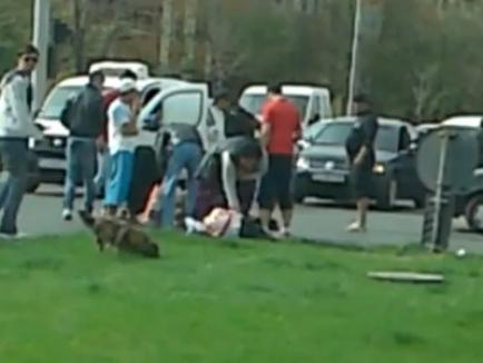 Lovită de o maşină, o femeie a fost jefuită în timp ce zăcea pe asfalt (VIDEO)